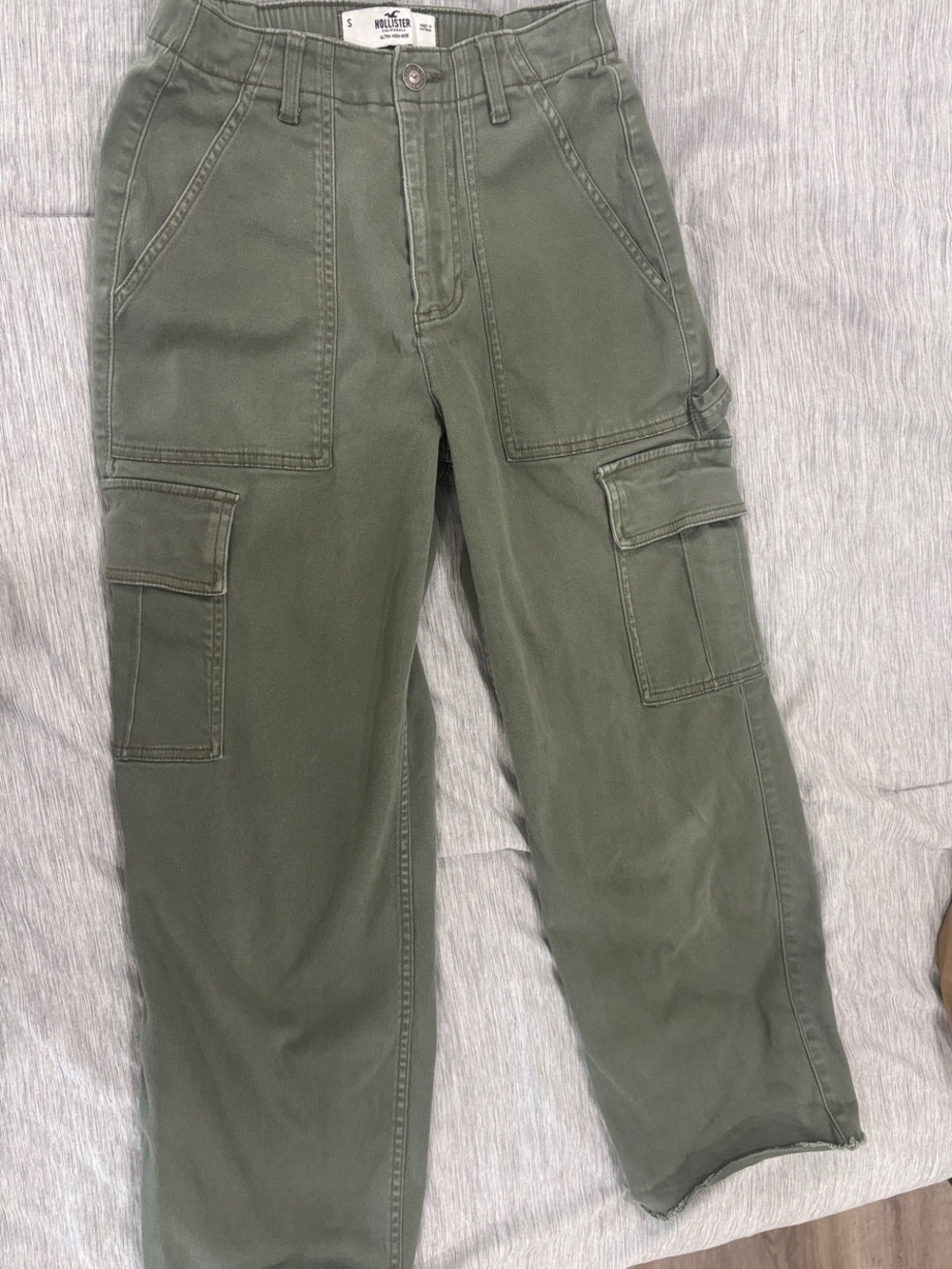 Hollister Women’s Military Green Cargo Pants